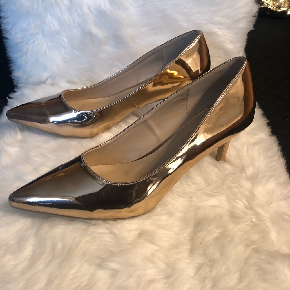Rose gold low heel pointy toe shoe